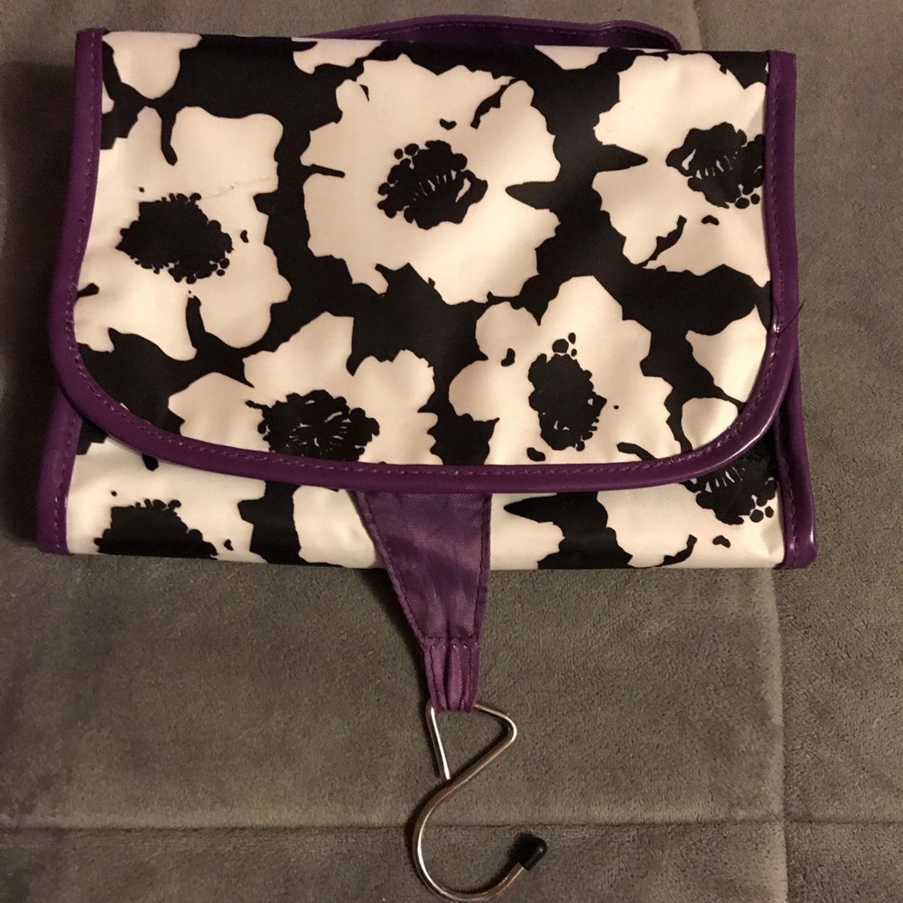 Hanging cosmetic travel organizer